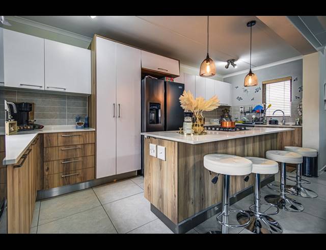 3 BEDROOM APARTMENT FOR SALE IN MODDERFONTEIN